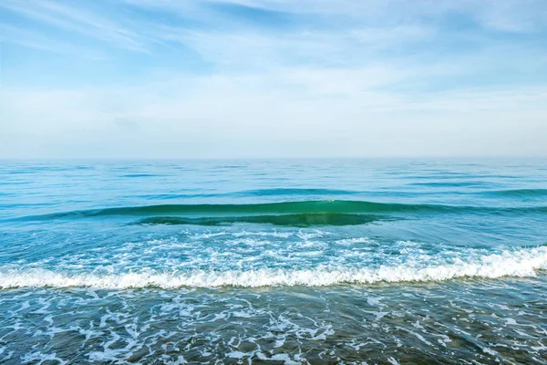 蓝海波涛汹涌 — 图库照片