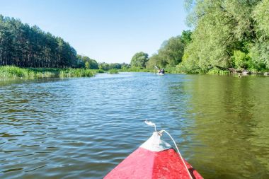 Mavi su ile nehir kanosu