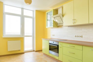 Modern apartmanın mutfağı.