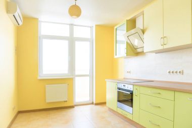 Modern apartmanın mutfağı.
