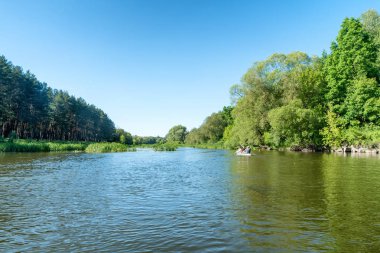 Sakin manzara mavi nehir ile