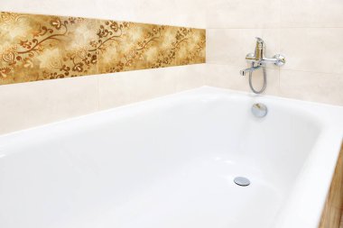 Beyaz küvet yakın çekim