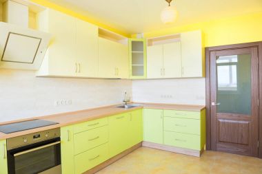 Modern apartmanın mutfağı.