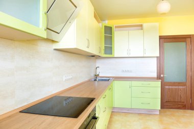 Modern apartmanın mutfağı.