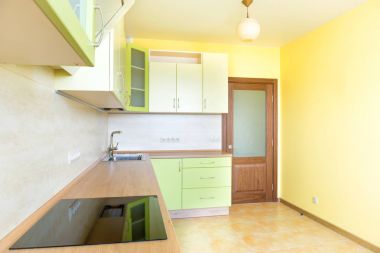 Modern apartmanın mutfağı.