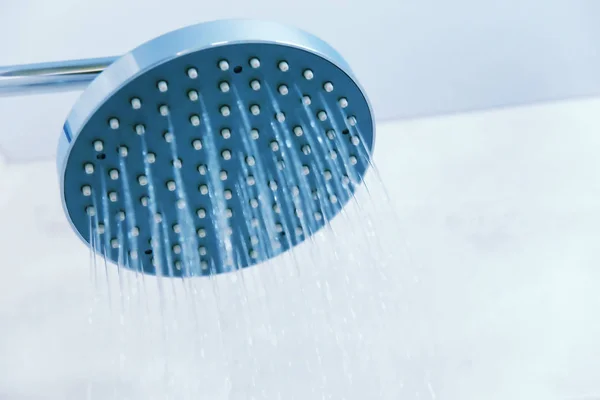 Fechar a cabeça do chuveiro no banheiro — Fotografia de Stock