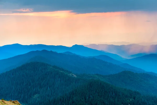 Tepeler ile dağlarda günbatımı — Stok fotoğraf