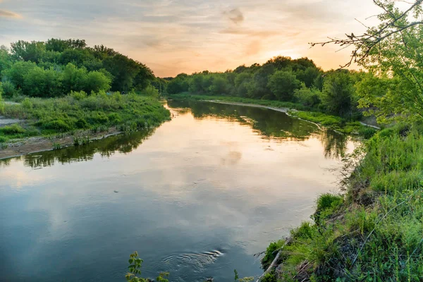 Solnedgång över floden — Stockfoto