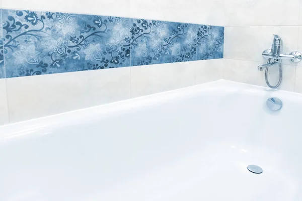 白色和蓝色浴缸的特写 — 图库照片