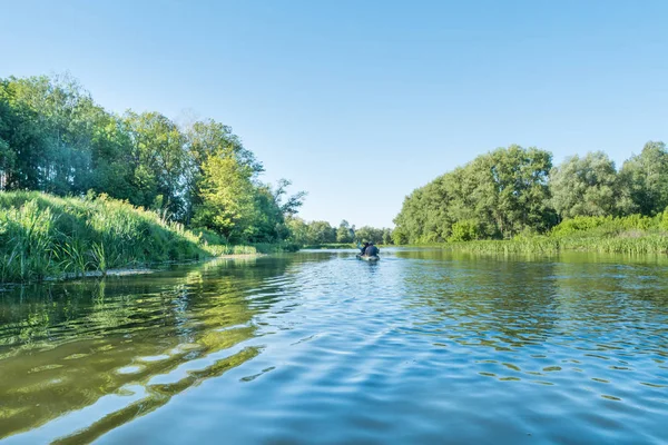 Spokojny krajobraz z rzeką niebieski — Zdjęcie stockowe
