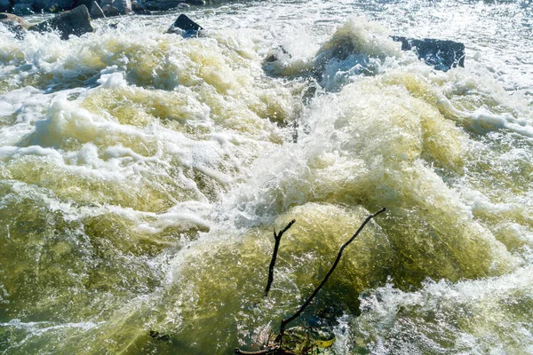 Flödande flodvatten med stora stenar — Stockfoto