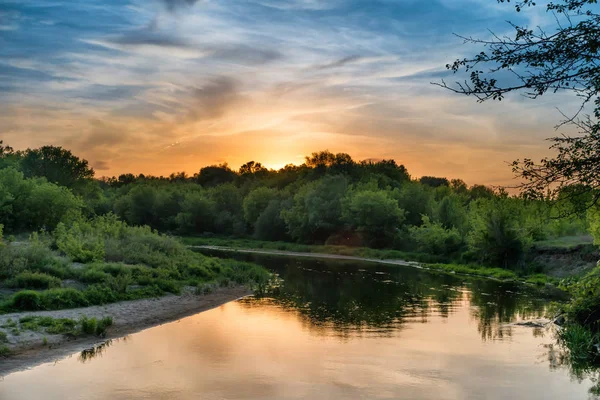 Vacker solnedgång över floden — Stockfoto