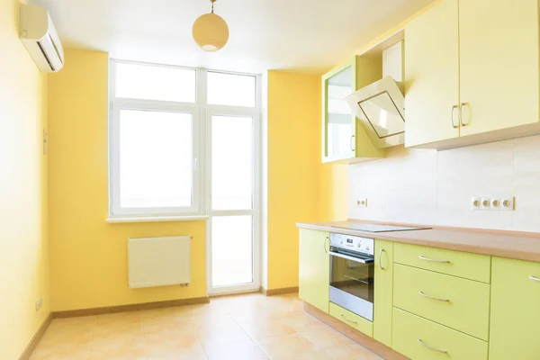 Interior de la cocina en apartamento moderno — Foto de Stock