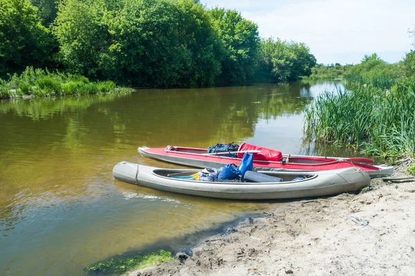 Dwa kajaki stały w wodzie — Zdjęcie stockowe