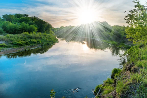 Solnedgång över floden — Stockfoto