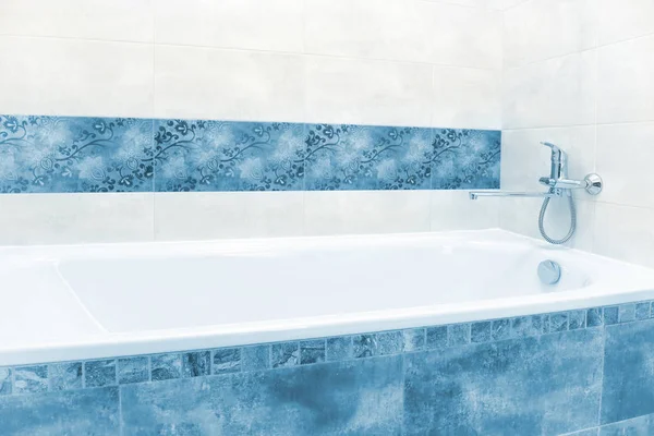 Beyaz ve mavi küvet yakın çekim