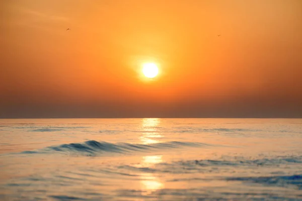 Pôr do sol ou nascer do sol sobre o mar — Fotografia de Stock