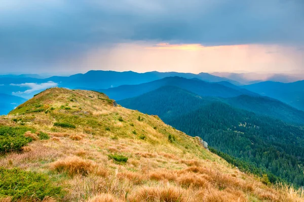 Tramonto su montagne e colline — Foto Stock