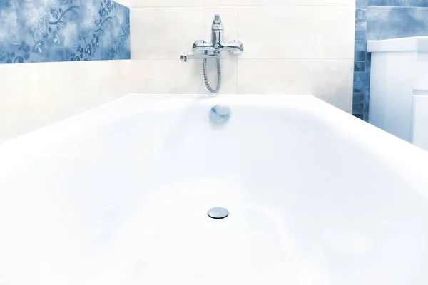 白色和蓝色浴缸的特写 — 图库照片