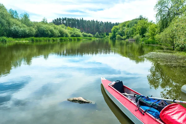 Kayak parado en el agua —  Fotos de Stock