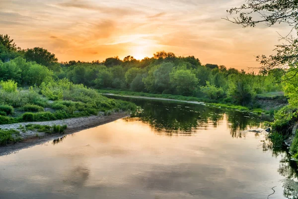 Solnedgång över floden — Stockfoto