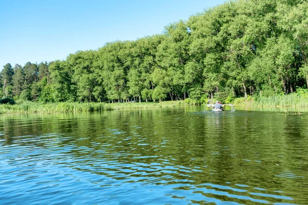 Paysage calme avec rivière bleue — Photo