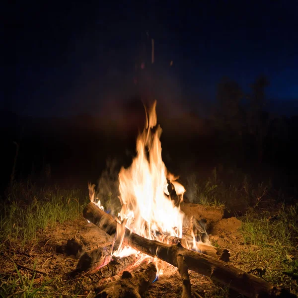 Api besar dalam api unggun oranye — Stok Foto