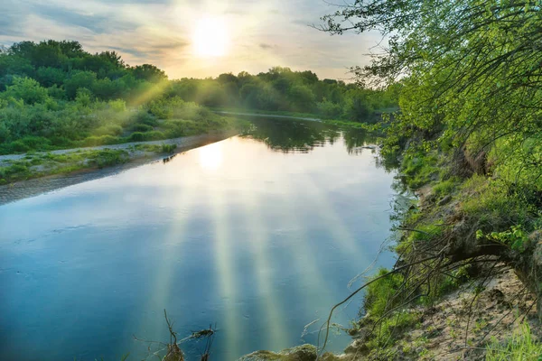 Puesta de sol sobre el río —  Fotos de Stock