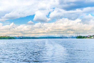 Dalgalar mavi su Nehri üzerinde 