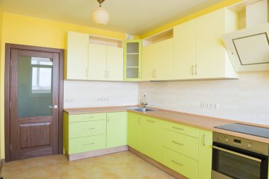 Modern apartmanın mutfağı.