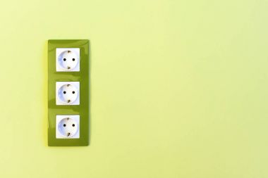 yeşil duvar üzerinde elektrik soketleri