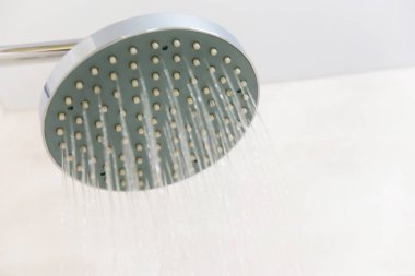 akan su ile duş başlığı