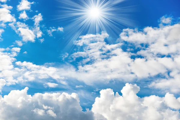 Pluizige wolken op blauwe hemel — Stockfoto