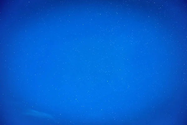 Нічне темно-синє небо з зірками — стокове фото