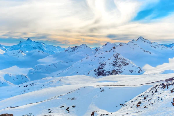 白雪皑皑的山峰山脉 — 图库照片