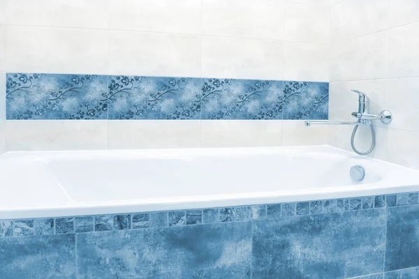 Біла ванна в інтер'єрі ванної — стокове фото