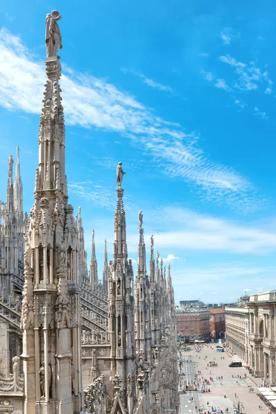Statue in marmo sul tetto del Duomo — Foto Stock