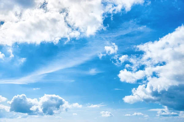Mavi gökyüzü üzerinde kabarık bulutlar — Stok fotoğraf