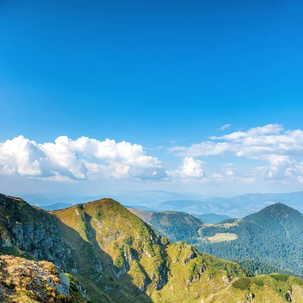 Berglandschaft mit mehreren Gebirgsketten — Stockfoto