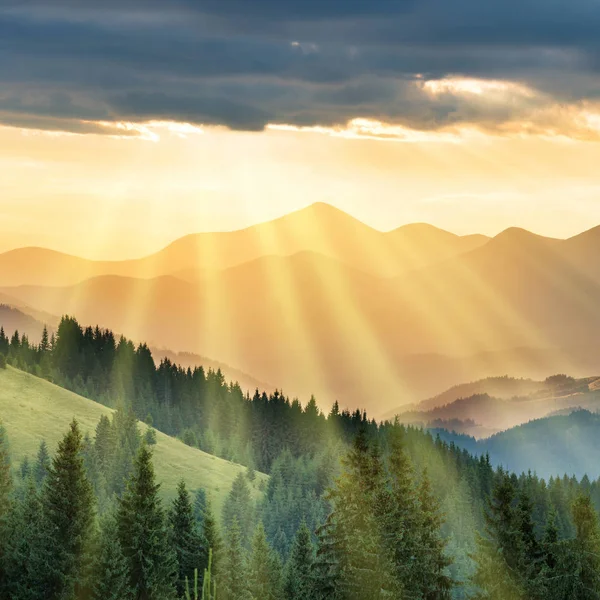 Sun rays over mountains range — Stock Photo, Image