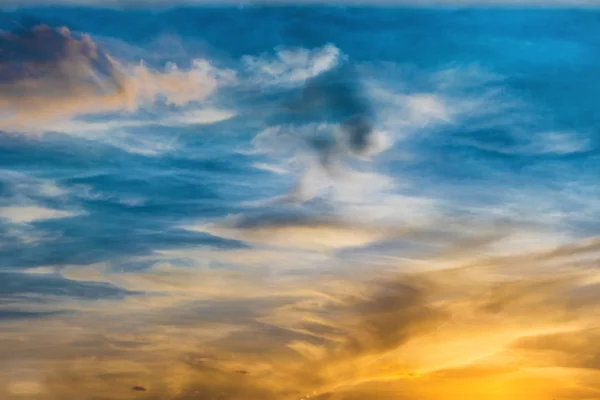 Nubes en el cielo al atardecer de hadas — Foto de Stock