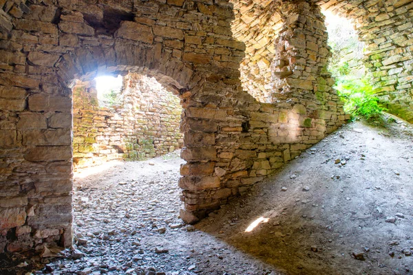 Velhas ruínas abandonadas — Fotografia de Stock
