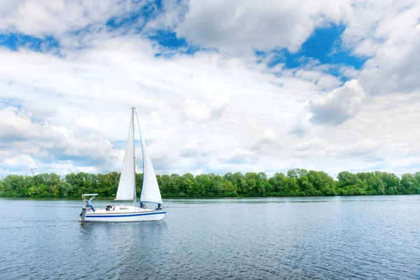 Yacht med vita segel på floden — Stockfoto