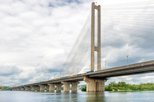 Καλωδιακή γέφυρα στον ποταμό — Φωτογραφία Αρχείου