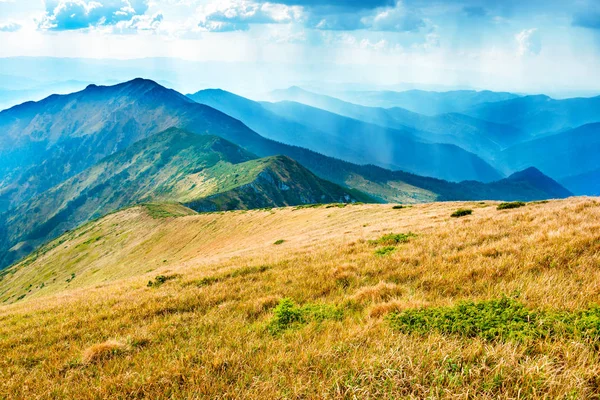 Tepeler ve mavi tepeler ile aralığı 