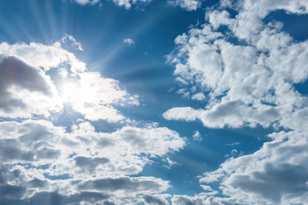 Пухнасті хмари на блакитному небі — стокове фото