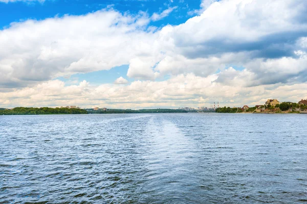 Dalgalar mavi su Nehri üzerinde 