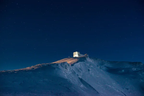 Старый замок на зимней горе — стоковое фото
