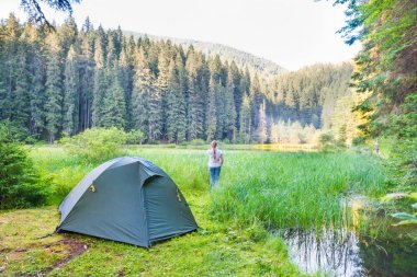  kadının yanına Gölü kıyısında çadır
