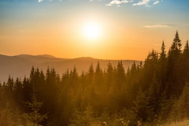  dağ manzarası ile turuncu bulutlar
